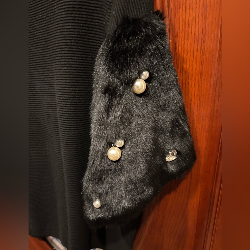 Elegant Black Sweater with Faux Fur Sleeves - Picture 4 of 10